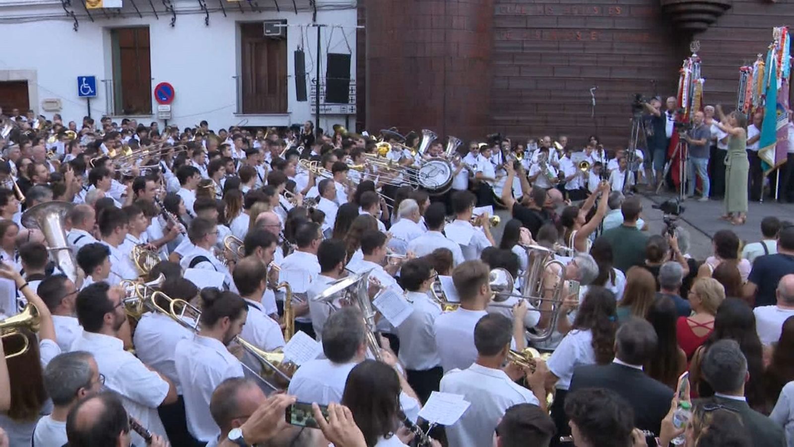 Més de 1.000 músics interpreten 'Chimo' a la plaça Major d'Ontinyent