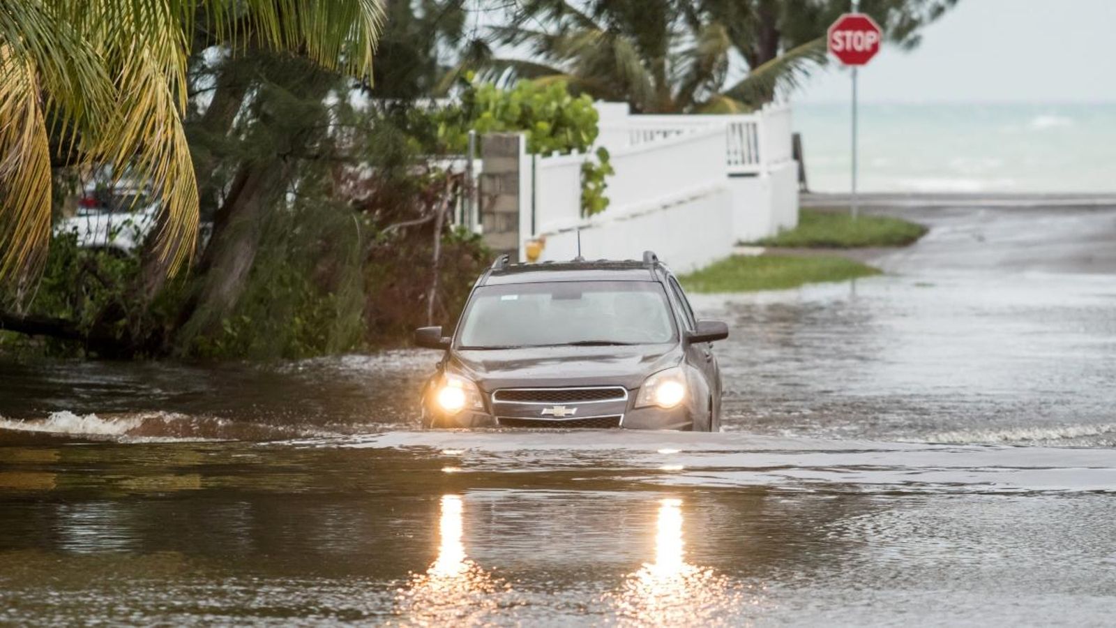 Un cotxe circula per un carrer negat d'aigua a Nassau