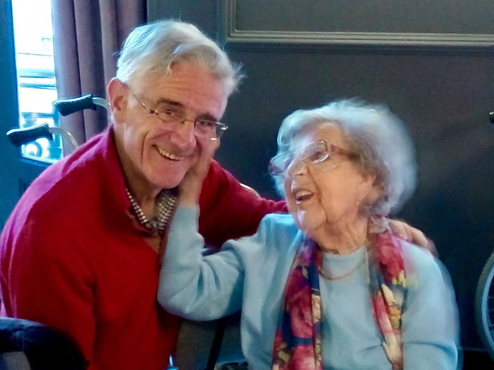 Alejandra Soler amb Recaredo Agulló, fill de Víctor Agulló, un dels companys d’Alejandra en la FUE. L’amistat amb esta família va ser sòlida fins al final dels seus dies. 