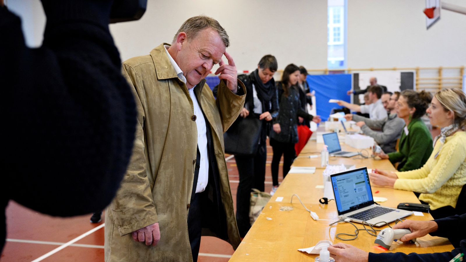 L'exprimer ministre danès Rasmussen emet el seu vot durant el referèndum de Dinamarca