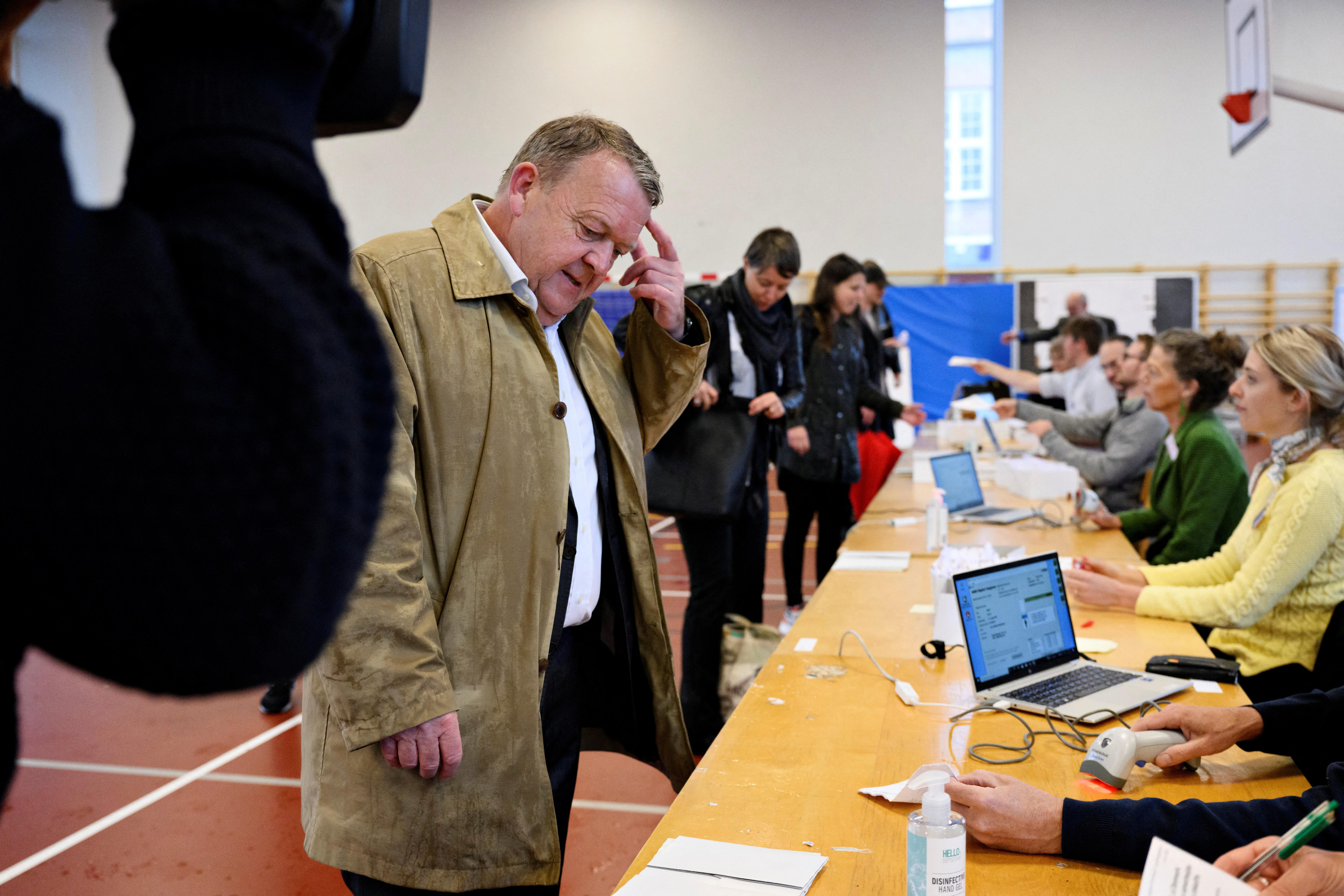 L'exprimer ministre danés Rasmussen emet el vot durant el referèndum de Dinamarca L'exprimer ministre danès Rasmussen emet el seu vot durant el referèndum de Dinamarca