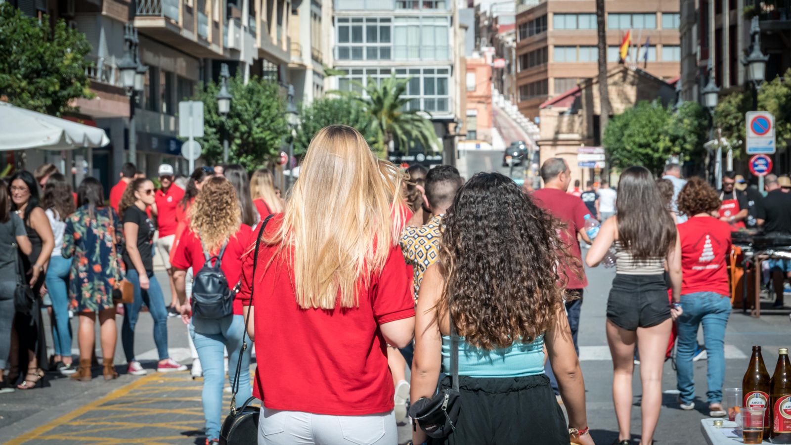 Diverses persones en un carrer de Cullera