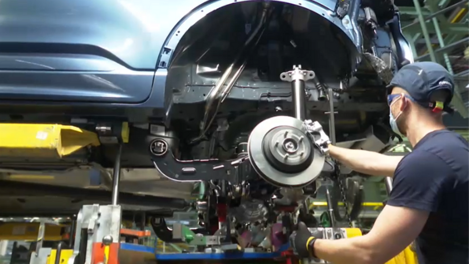 Un treballador de Ford a la planta d'Almussafes