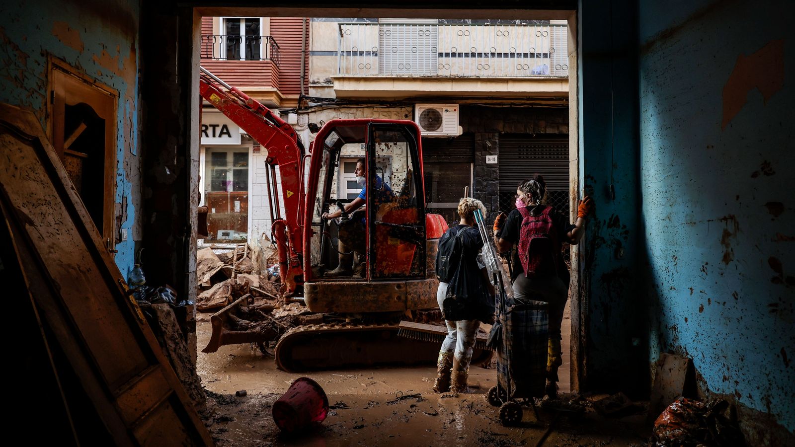 Una màquina excavadora neteja els carrers de Paiporta els dies posteriors a la tragèdia