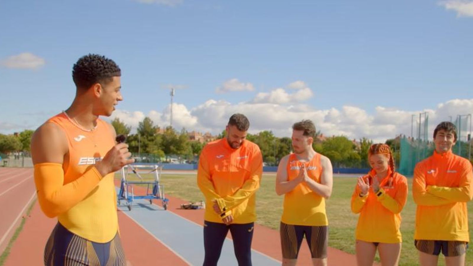 L'atleta Dani Castella, al costat de diversos creadors de contingut amb el nou equipament