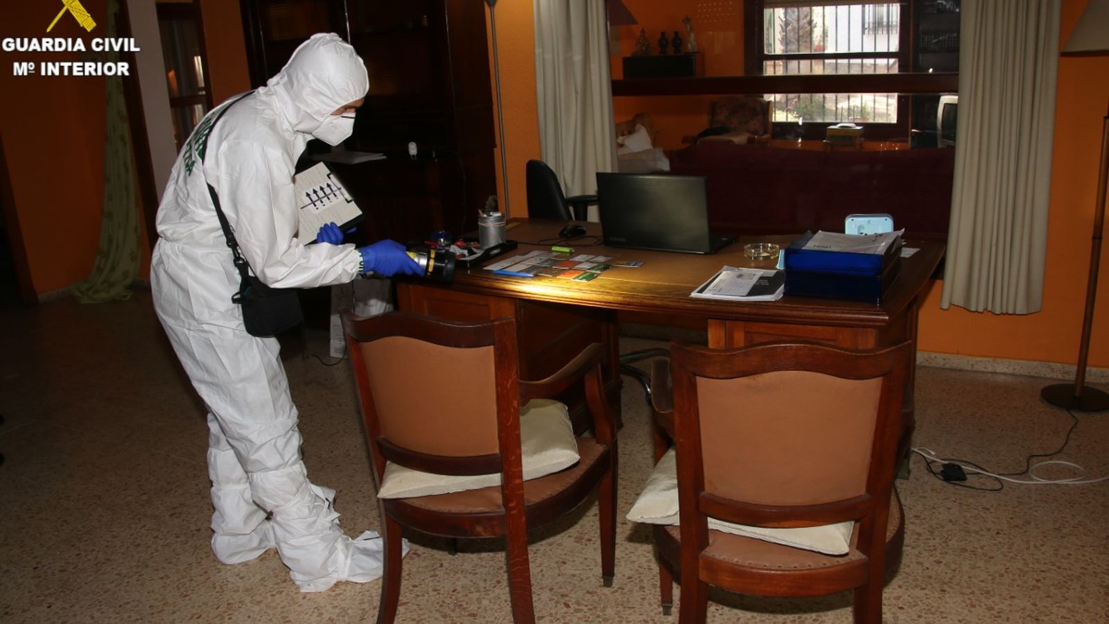 Un agent de la Guàrdia Civil en el xalet de Llíria on van assassinar al seu propietari