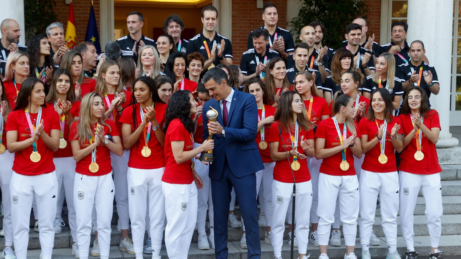 Sánchez rep la selecció femenina de futbol a La Moncloa, aquest dimarts