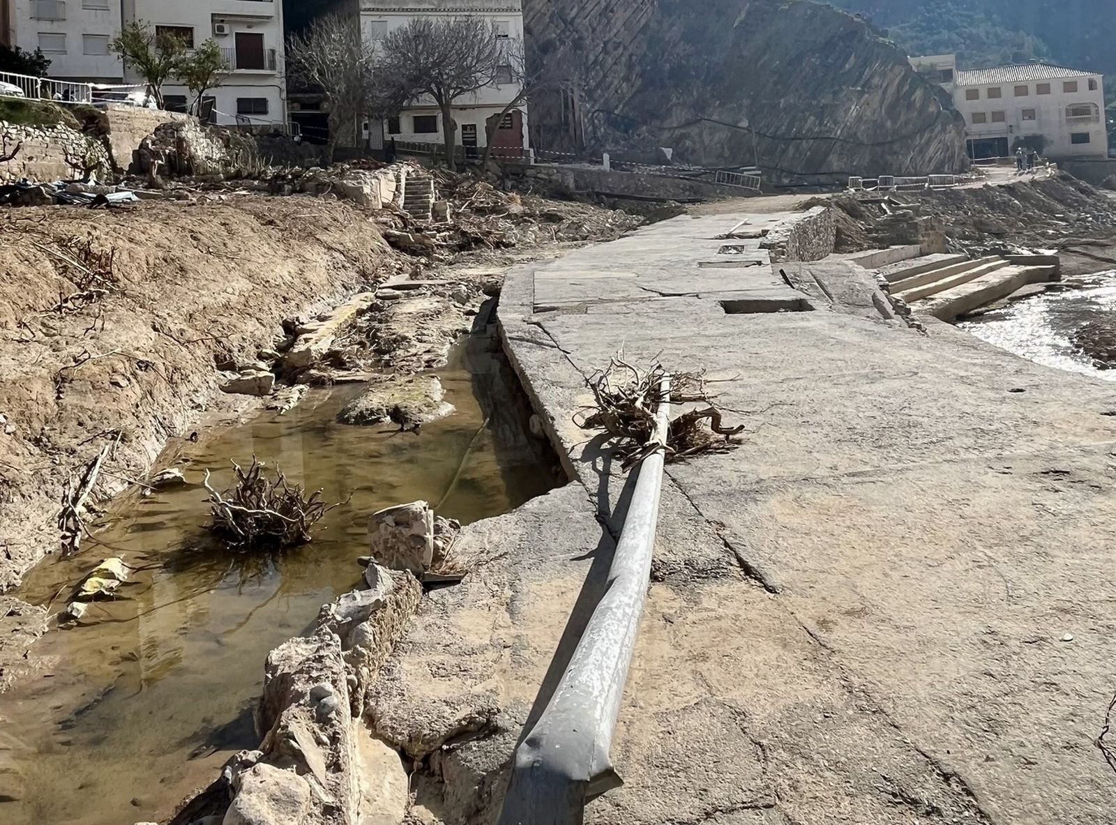El llit del riu de Sot (Sot de Xera), encara amb les restes arrossegades per la dana