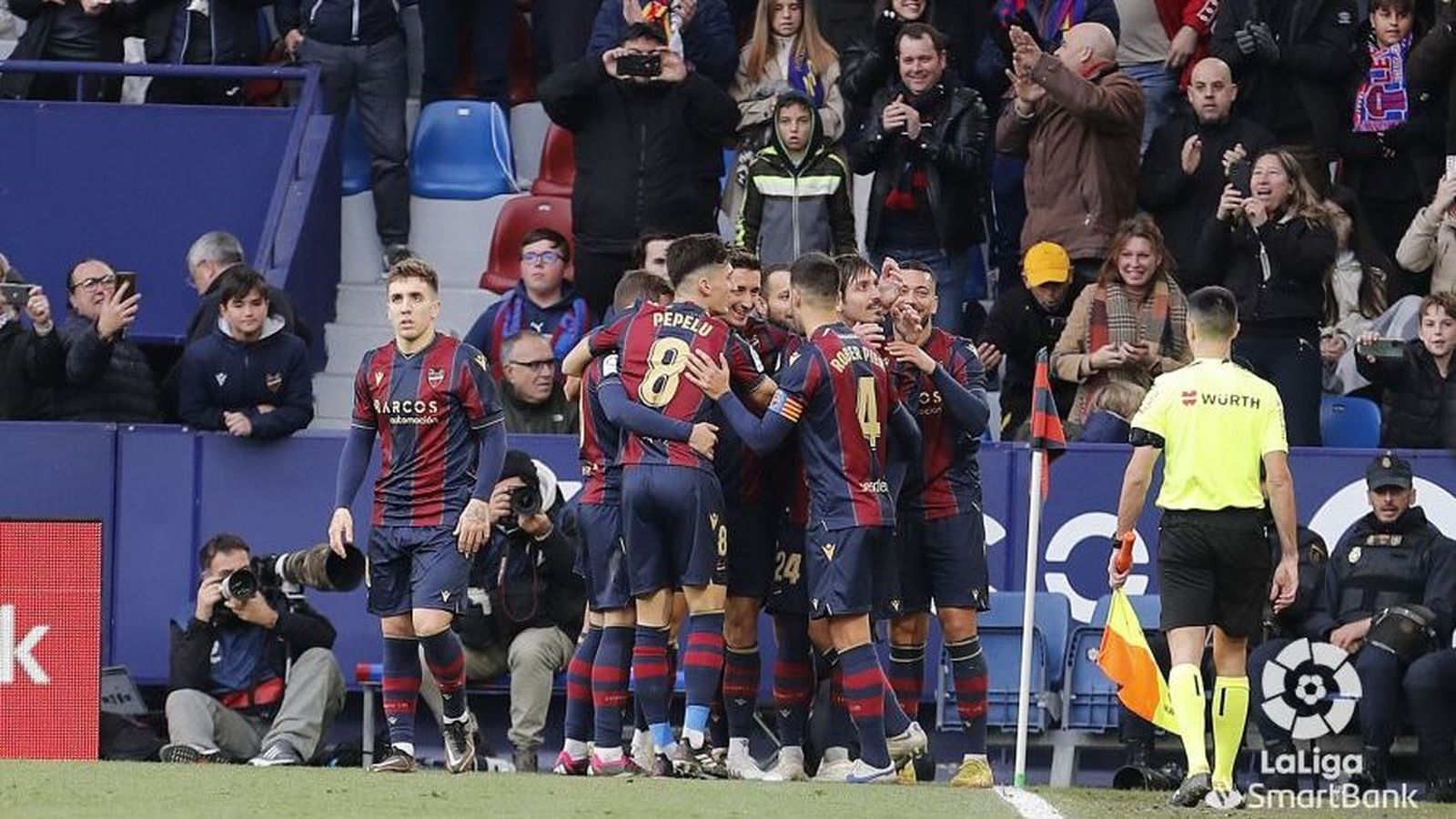 Campaña celebra el gol amb els companys i l'afició