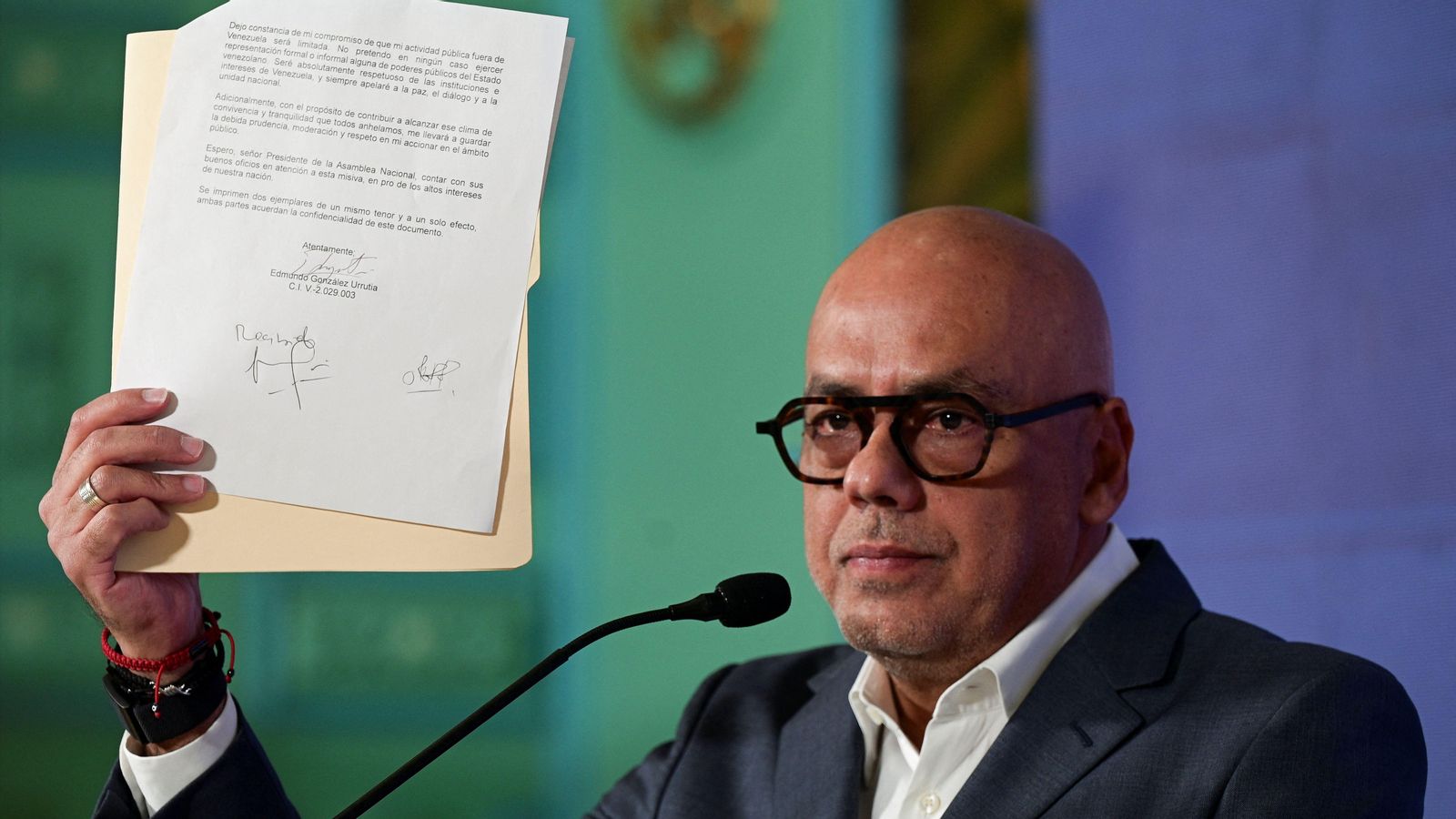 El president de l'Assemblea Nacional de Veneçuela, Jorge Rodríguez, mostra la carta signada per Edmundo González