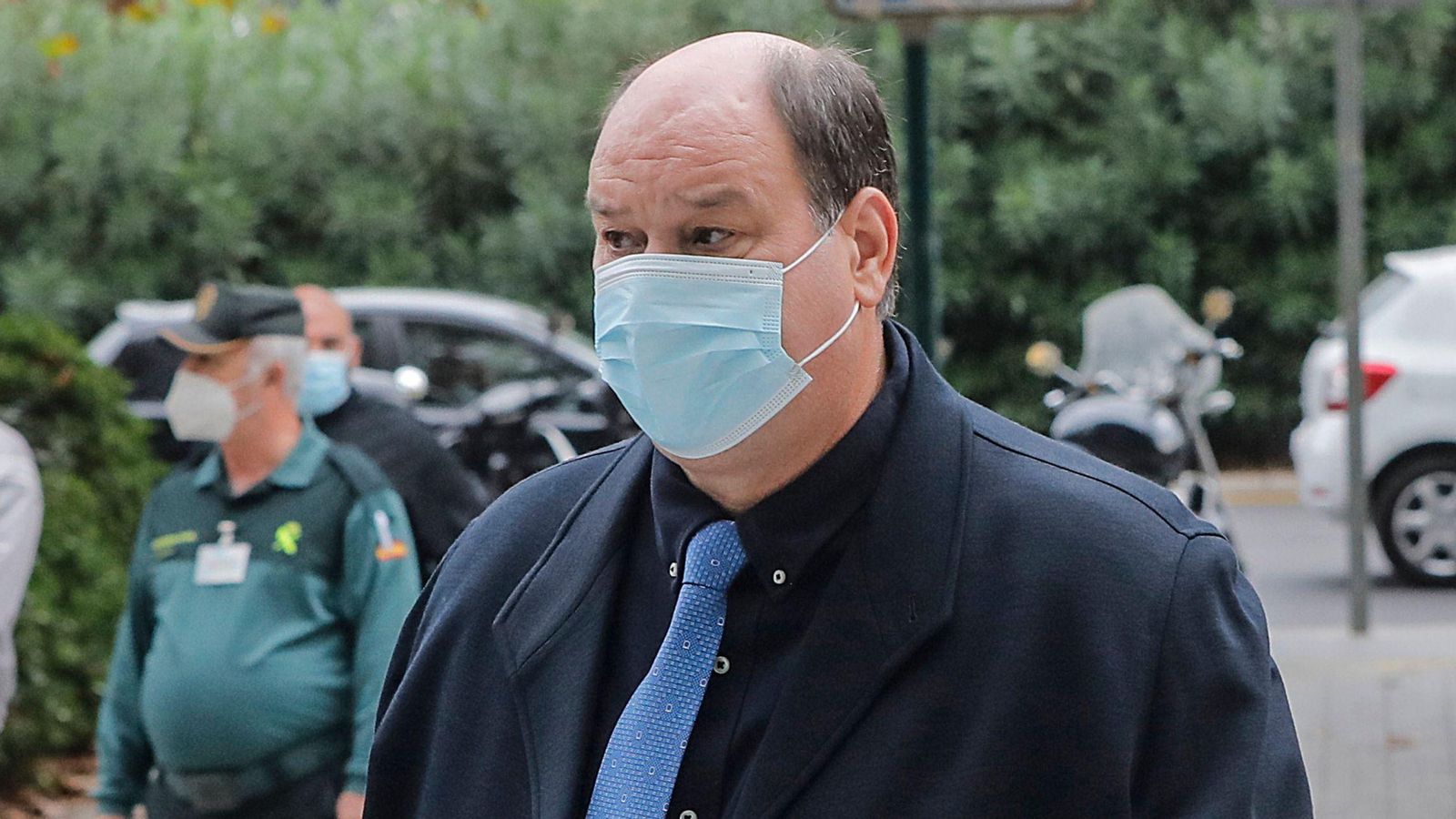 El fill de l'escultor mort Gerardo Rueda, José Luis Rueda, a la seua arribada al judici en l'Audiència de València