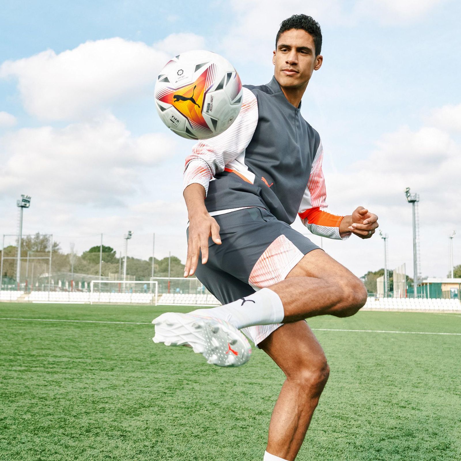 Raphael Varane posa amb el baló de la Lliga