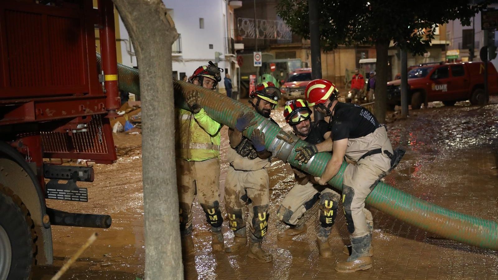 Els militars de l'UME treballen a destall