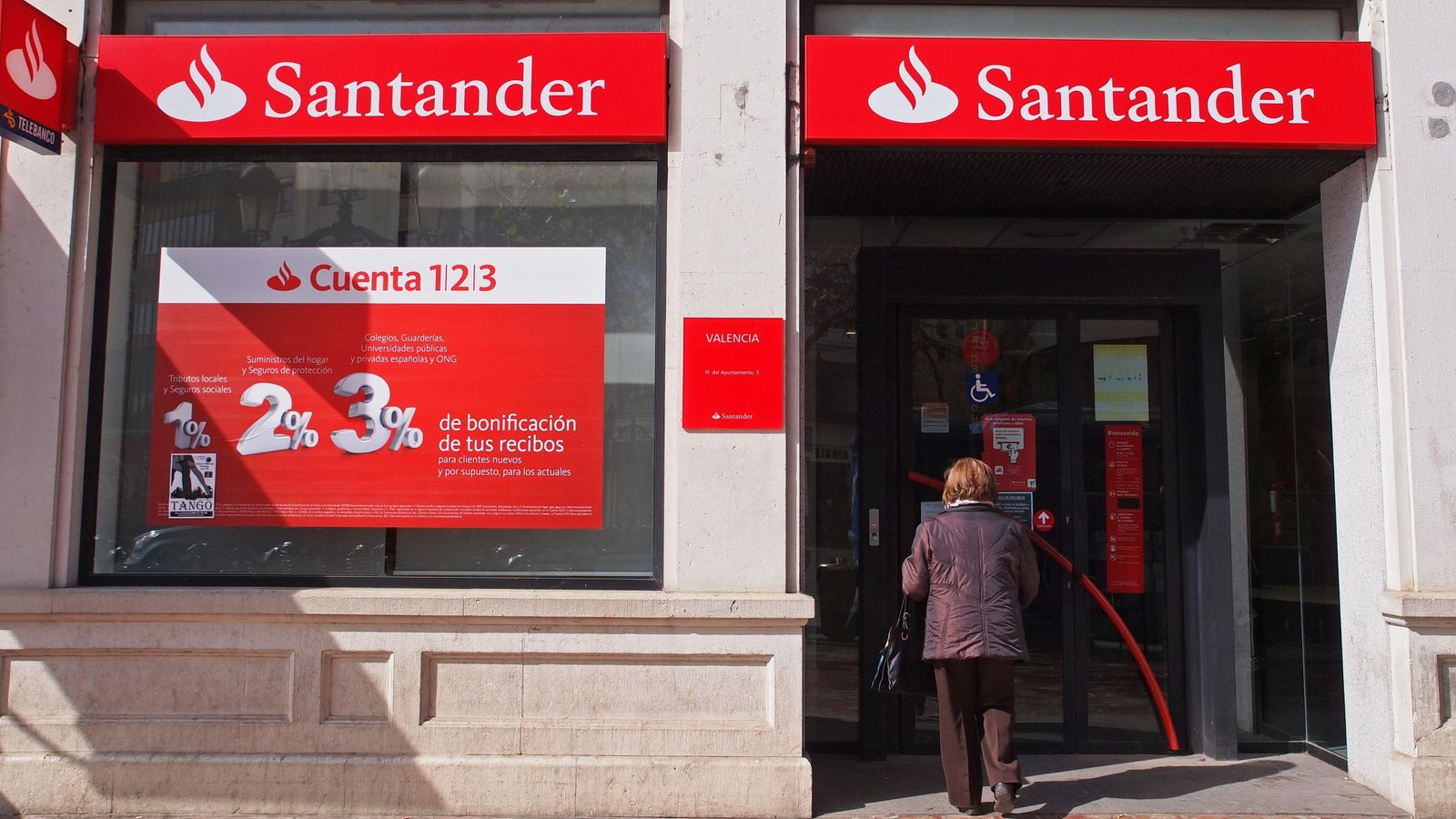 Una de les oficines del banc Santander a a la ciutat de València, en una imatge d'arxiu