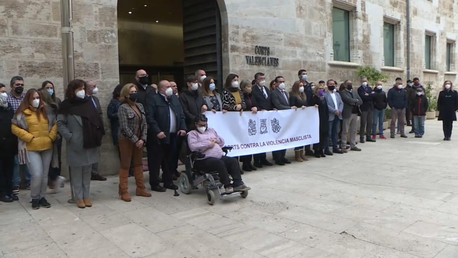 Representants polítics guarden tres minuts de silenci a les portes de les Corts