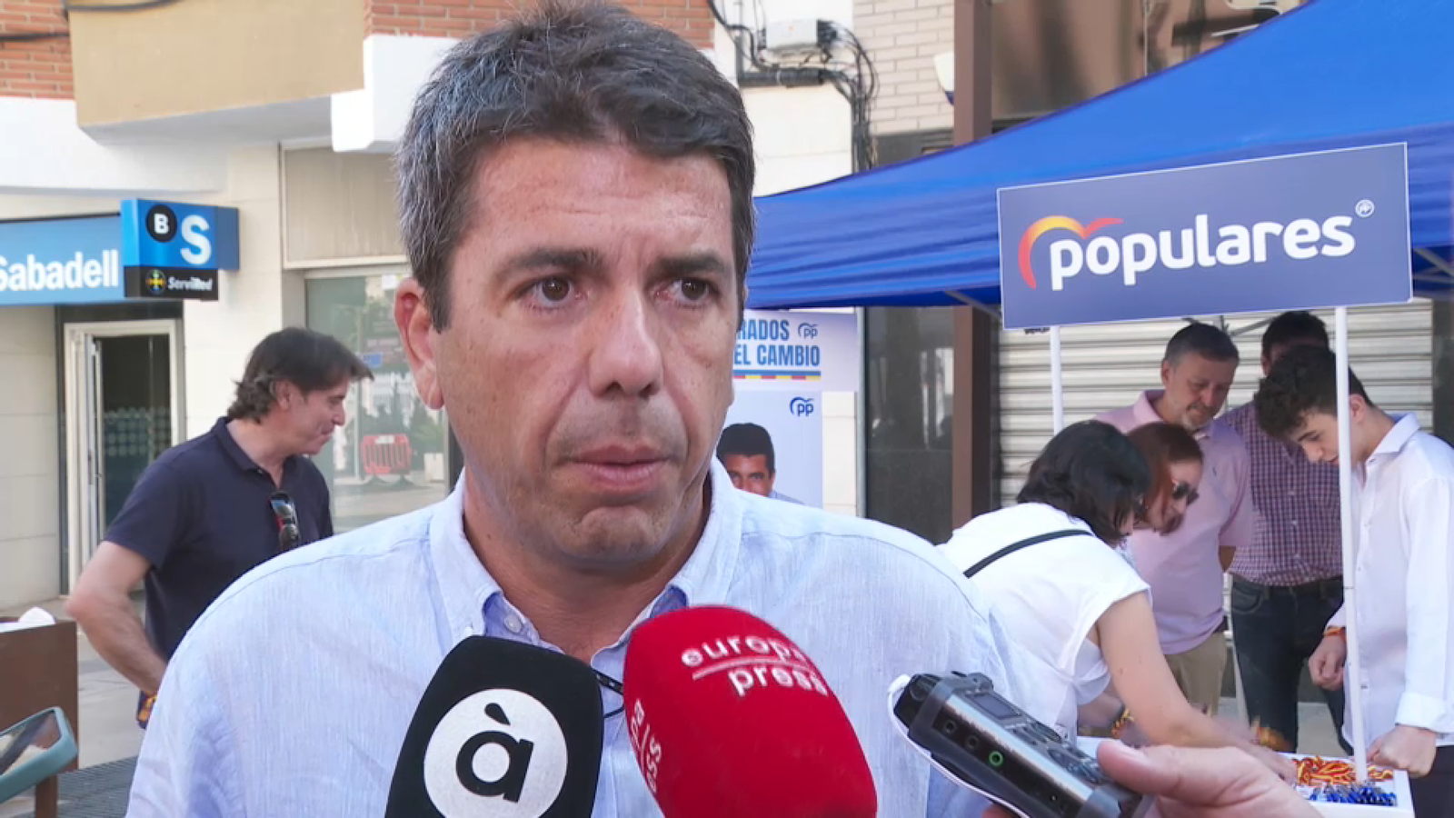 El president del PPCV, Carlos Mazón, atén als mitjans de comunicació en un acte de partit a Llíria