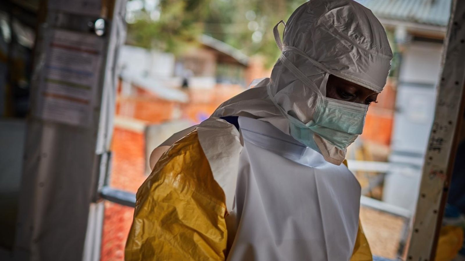 Sanitari amb prevenció per a tractar posibles casos d'ébola