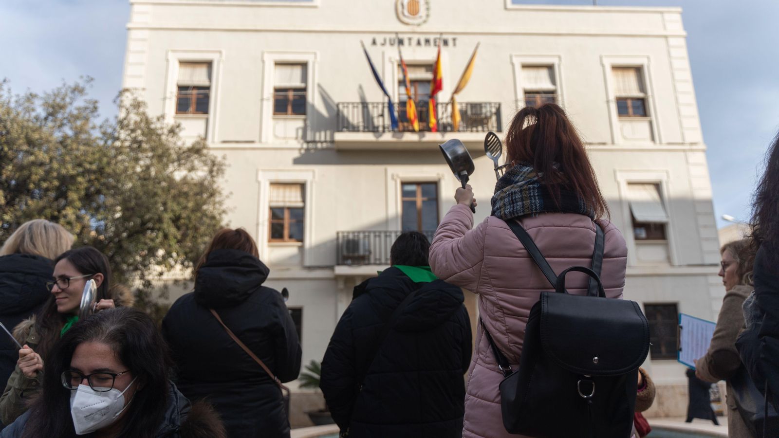 Part del veïnat concentrat a les portes de l'Ajuntament de Benetússer per a reclamar celeritat en els treballs de neteja