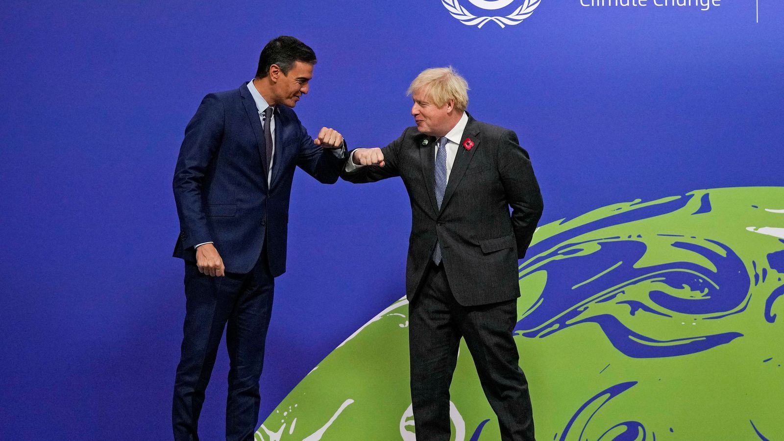 El primer ministre britànic, Boris Johson, saluda al president del govern espanyol, Pedro Sánchez, en arribar a la COP26