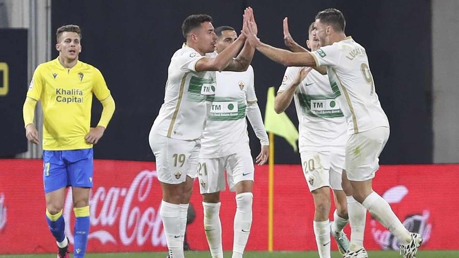 Els jugadors de l'Elx celebren el gol contra el Cadis