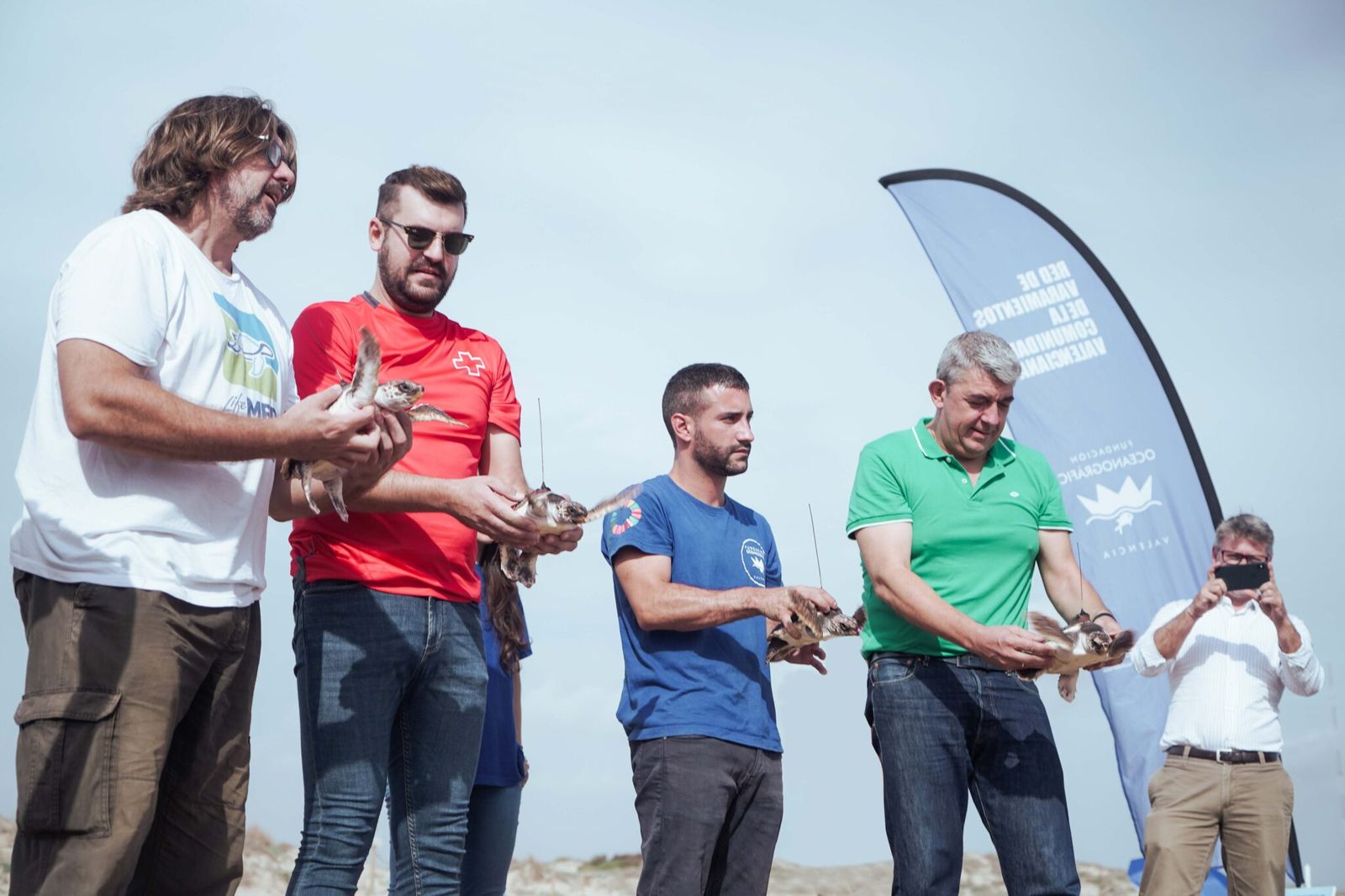 Moment de l'alliberament de les quatre tortugues a la platja de Guardamar del Segura
