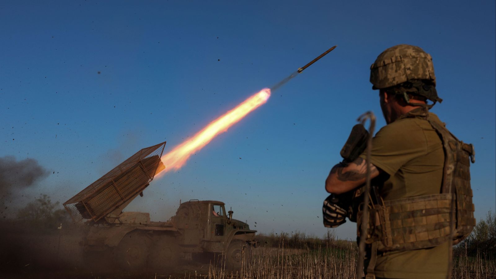 Un soldat ucraïnés dispara un míssl cap a les tropes russes prop de la ciutat de Pokrovsk en resposta als atacs russos a la regió de Donetsk