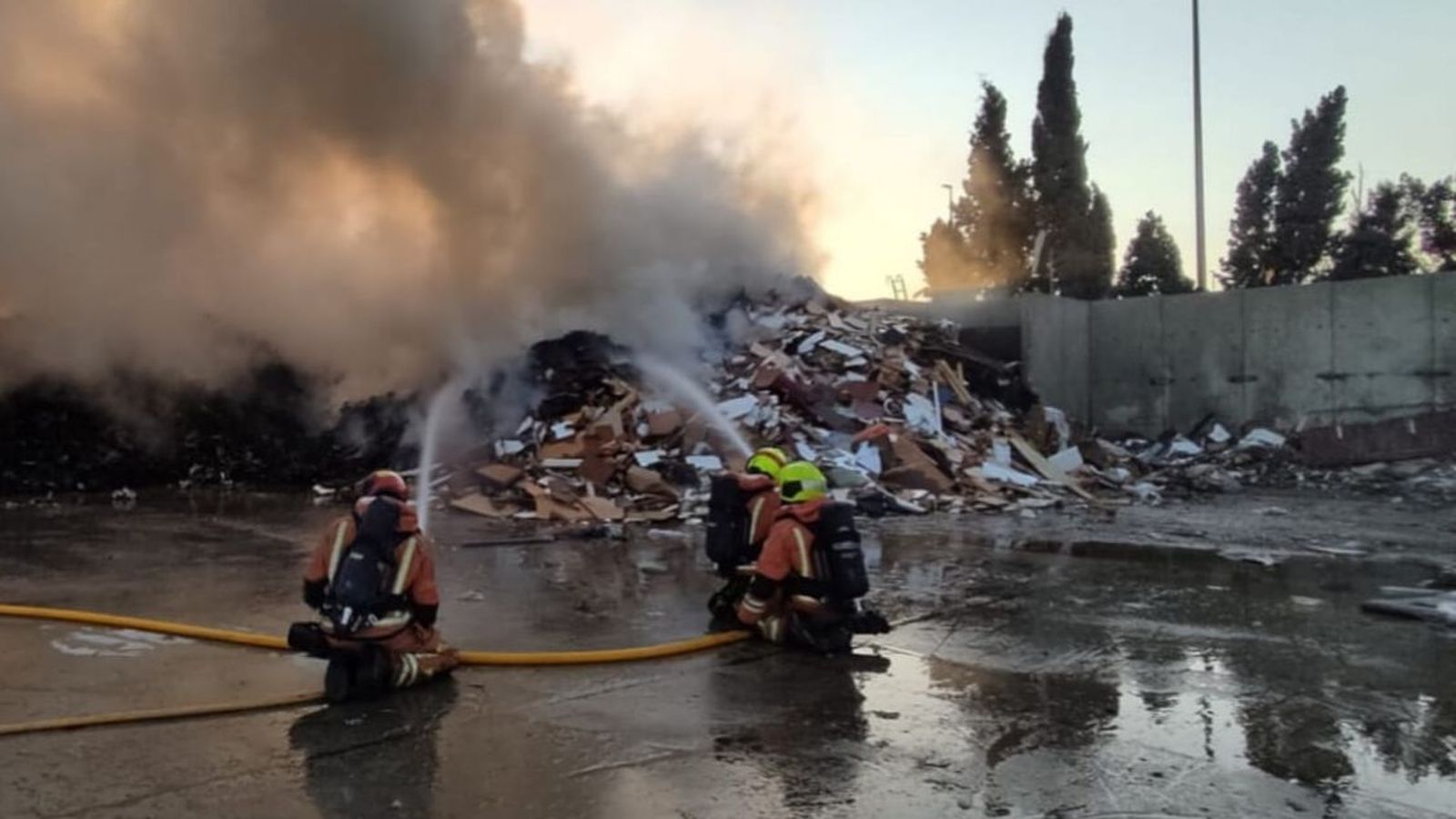 Efectius de bombers treballen en la planta incendiada, este dijous