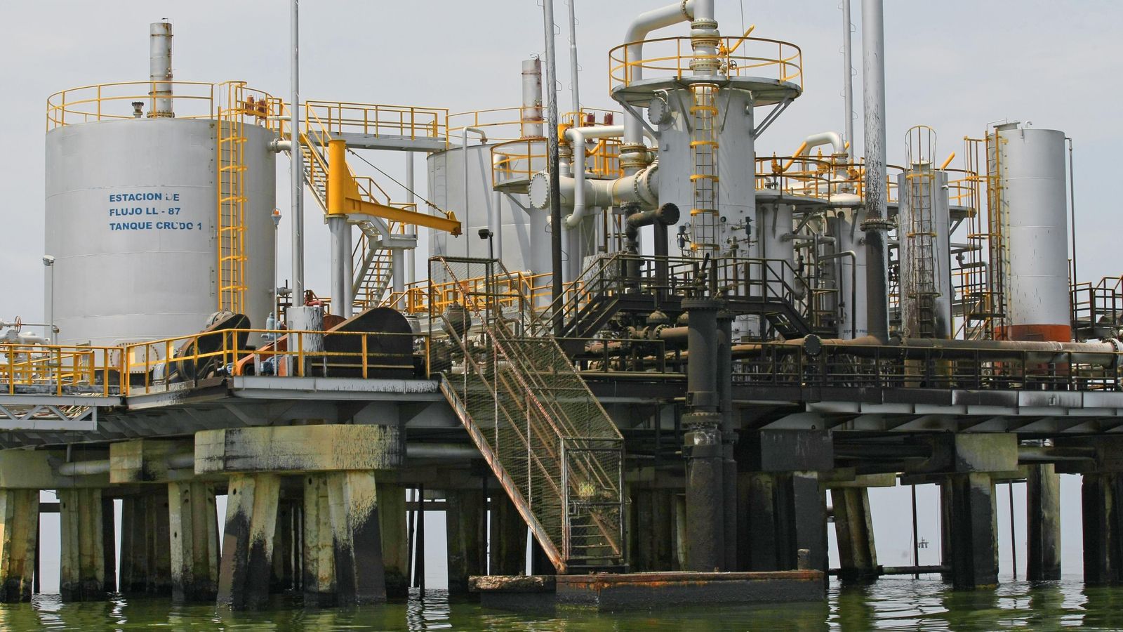 Estació petroliera en el Llac Maracaibo, Veneçuela