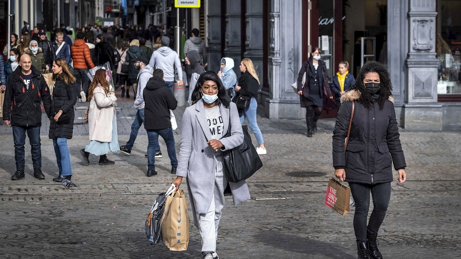 Personen caminant per un carrer del centre d'Amsterdam diumenge passat