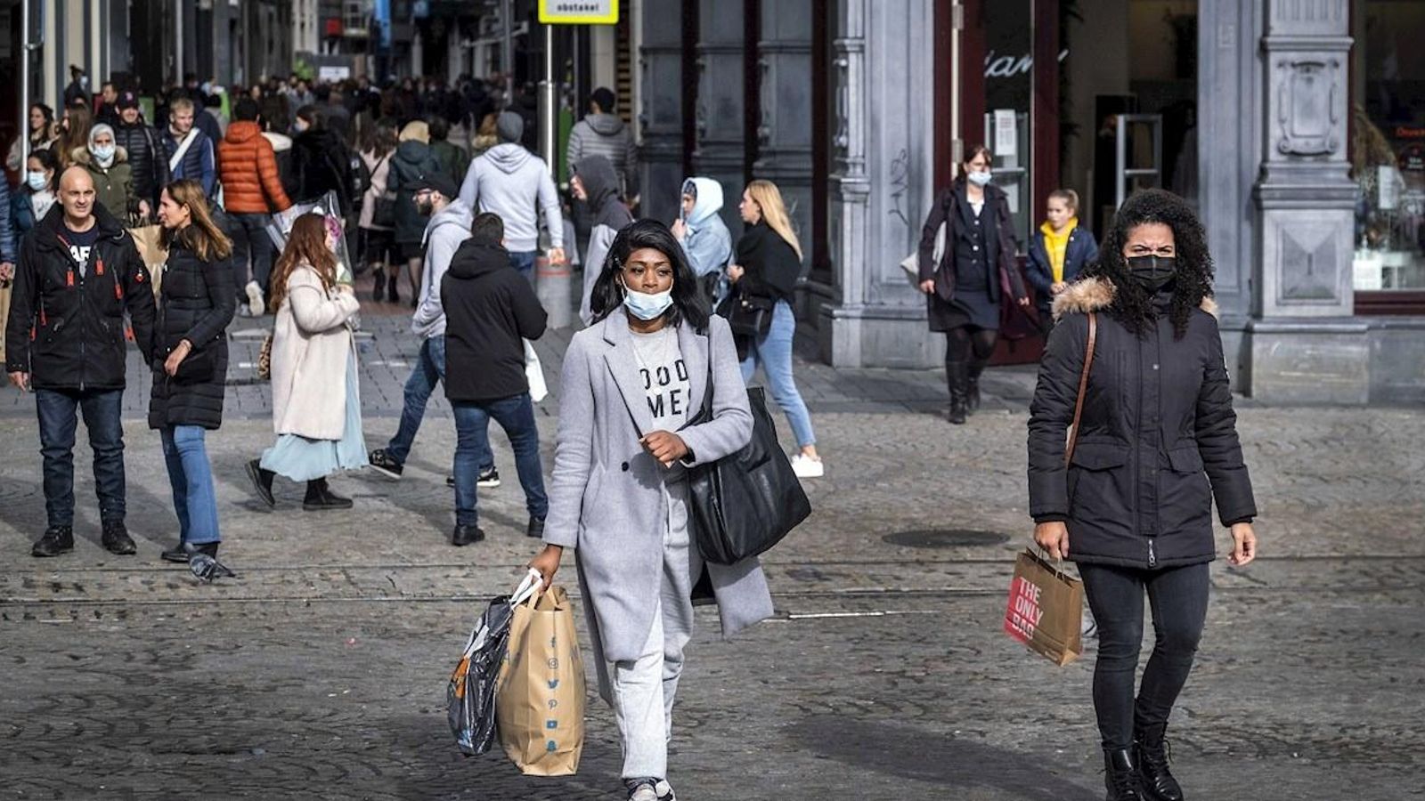 Personen caminant per un carrer del centre d'Amsterdam diumenge passat