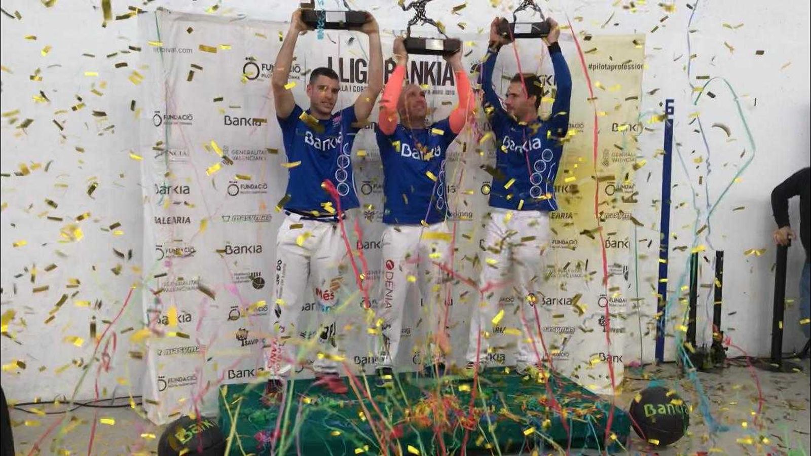 El trio guanyador celebra la victòria
