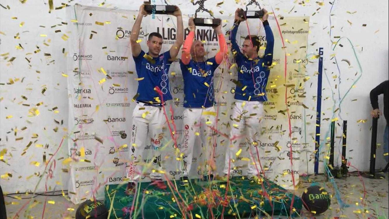 El trio guanyador celebra la victòria El trio guanyador celebra la victòria