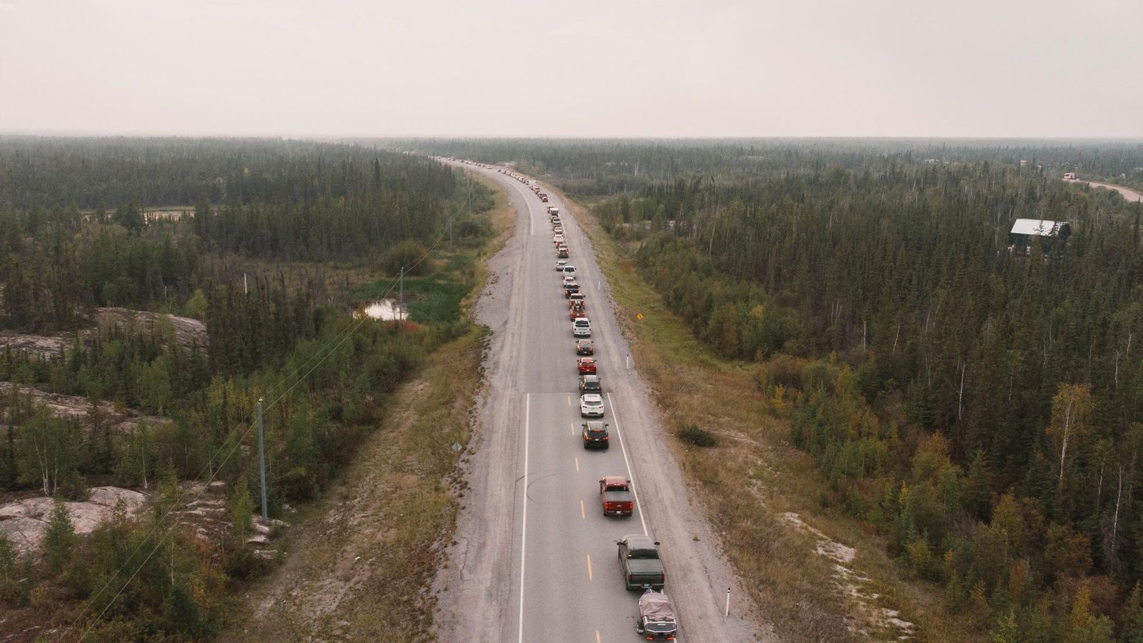 Un formiguer de vehicles ix de Yellowknife per l'autovia després d'ordenar-se l'evacuació de la ciutat