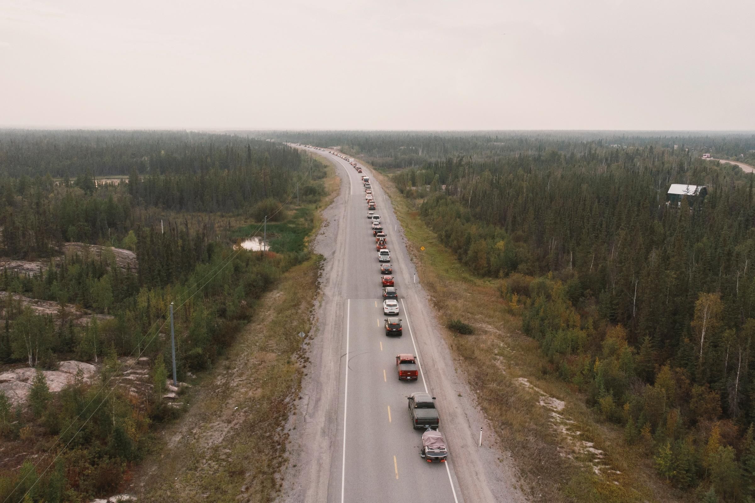 Un formiguer de vehicles ix de Yellowknife per l'autovia després d'ordenar-se l'evacuació de la ciutat