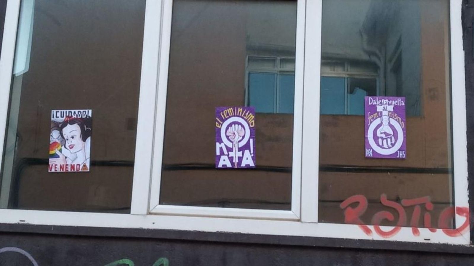 Alguns dels cartells que han aparegut a Villena i Alcoi atacant els drets de les persones LGTBI+ i el moviment feminista