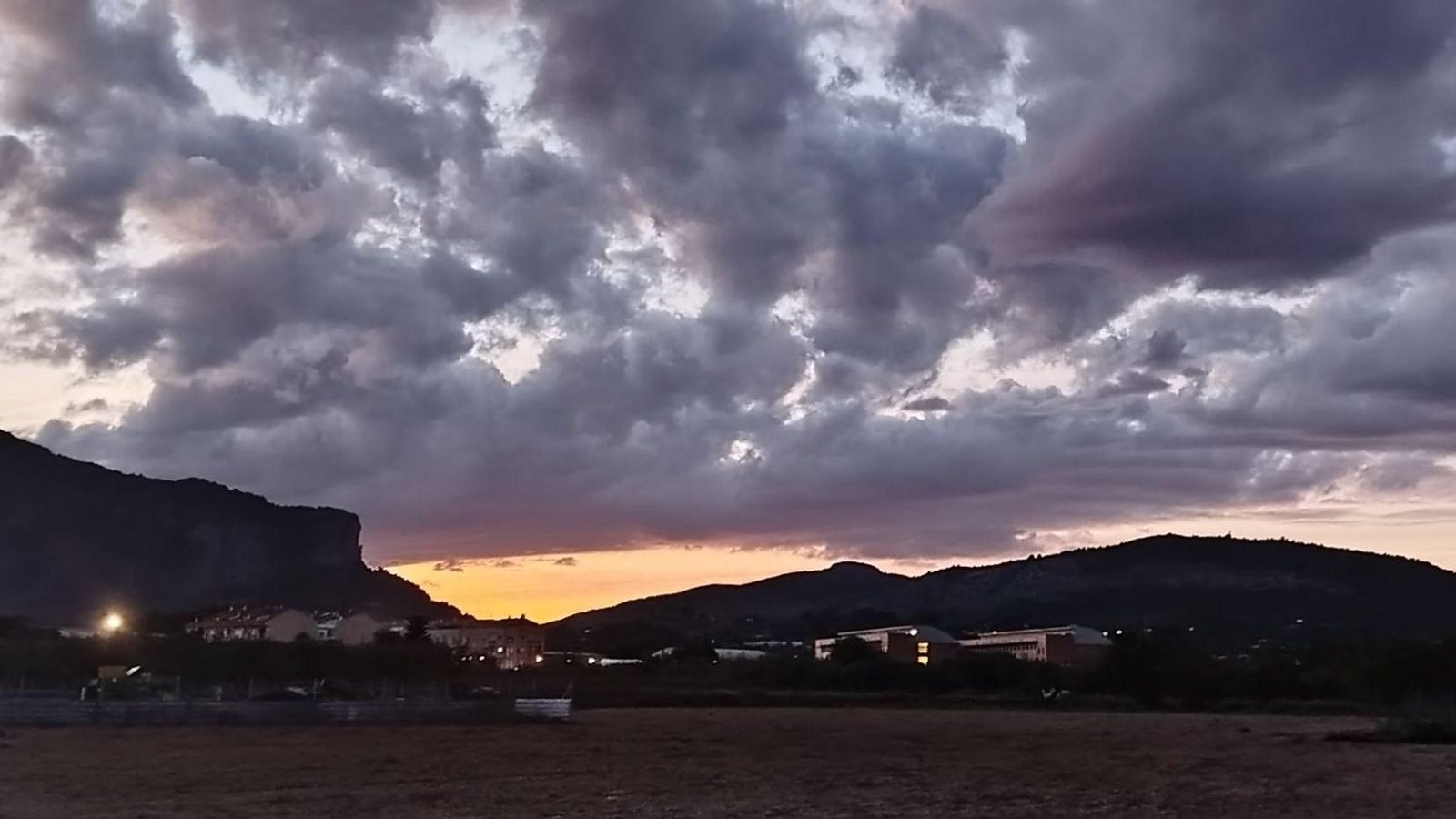 Terme de Benialí, amb la serra Mariola de fons