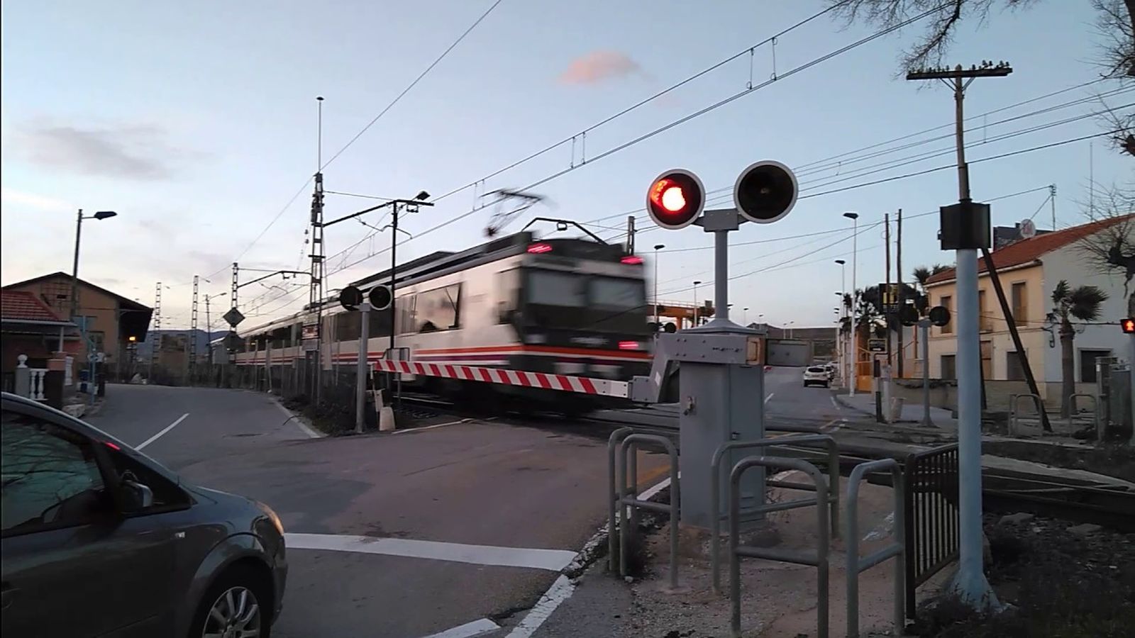 Imatge d'arxiu de l'estació Novelda-Asp amb el pas a nivell