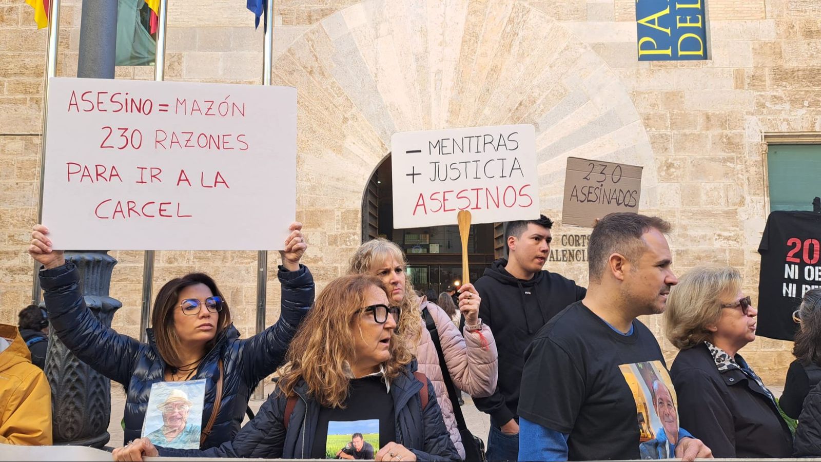 Concentració dels familiars de les víctimes a la porta de les Corts