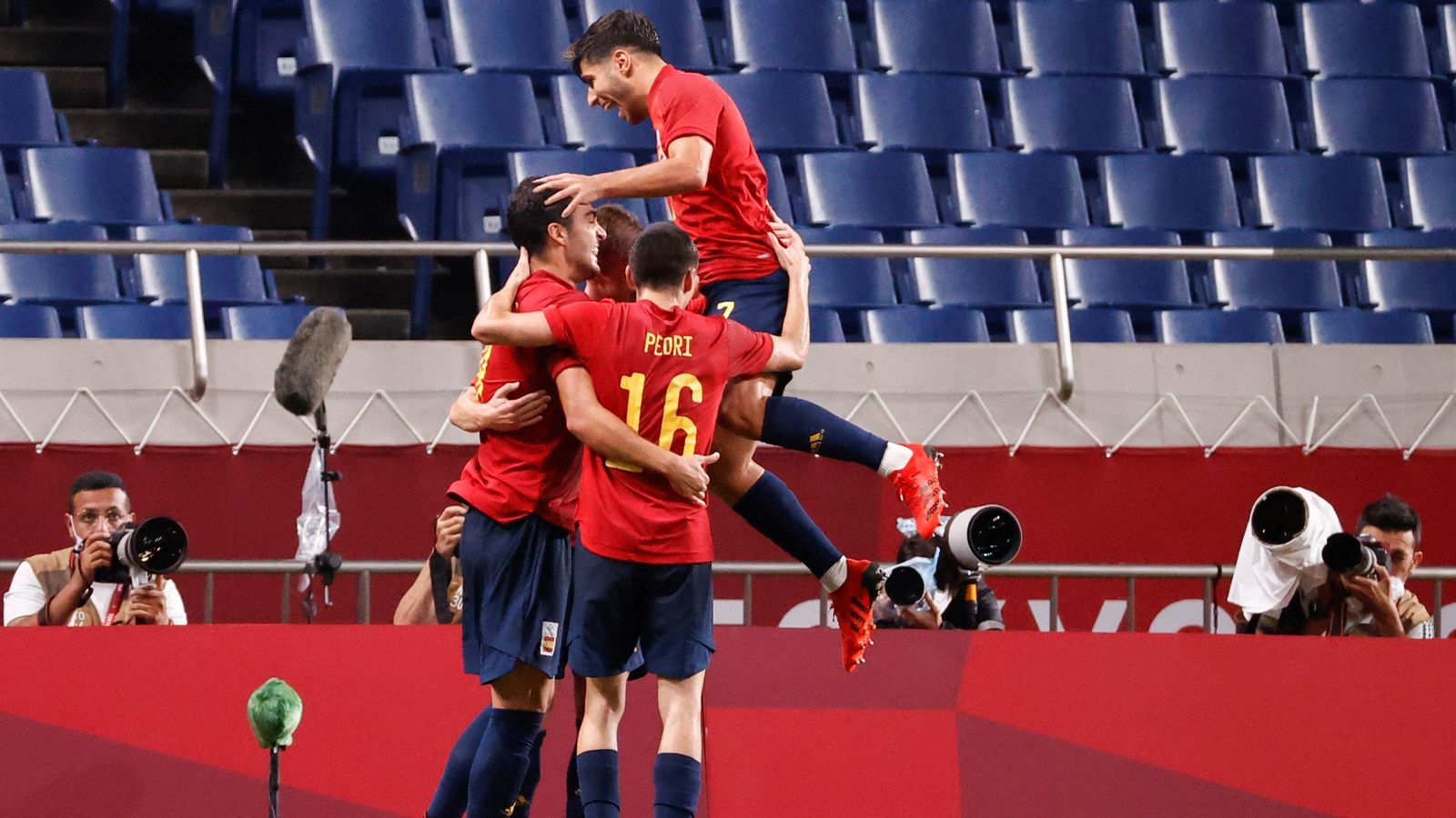 La selecció espanyola empata contra Argentina i passa a quarts de final