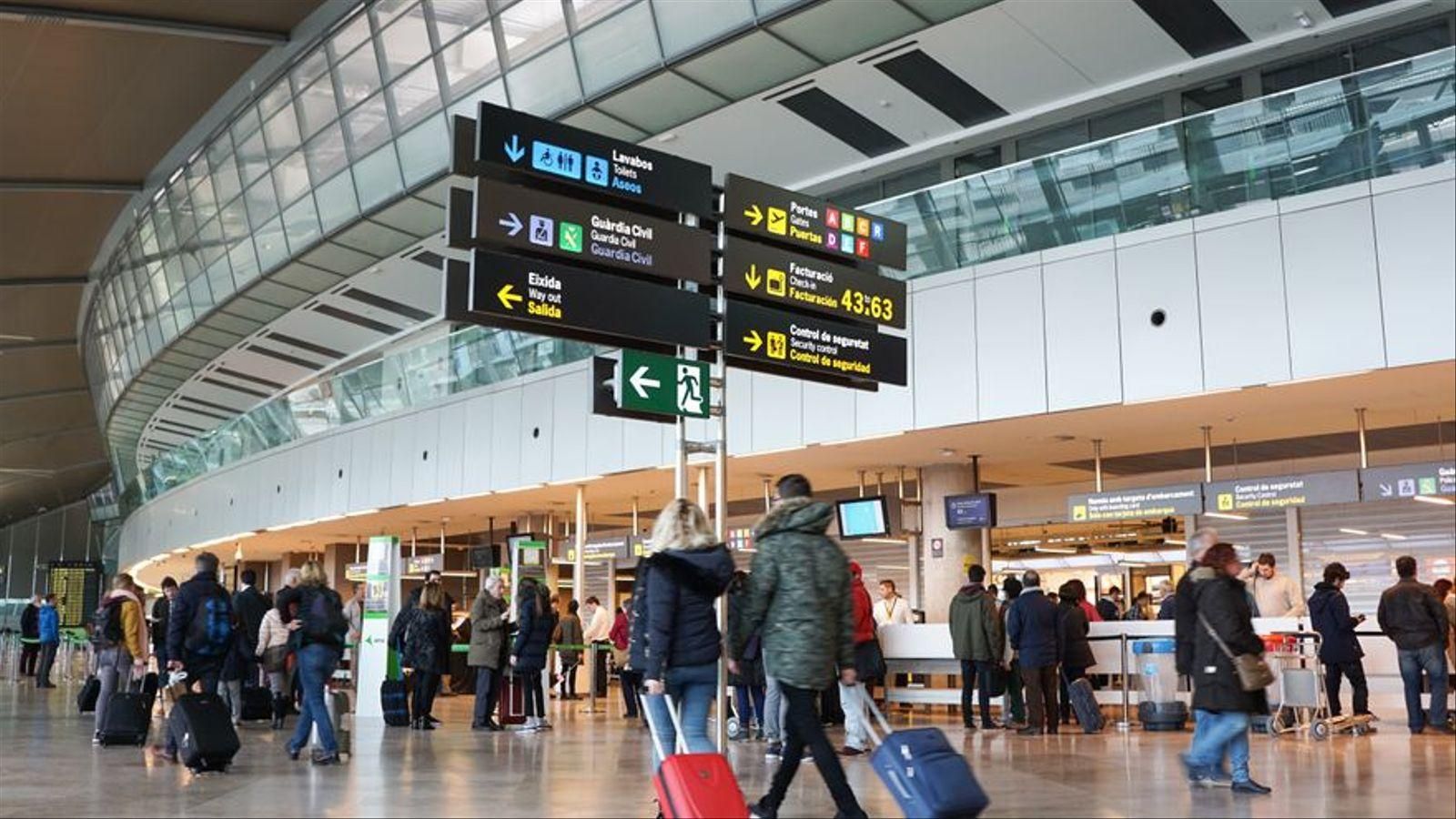 Passatgers dins de l'aeroport de València en una imatge d'arxiu