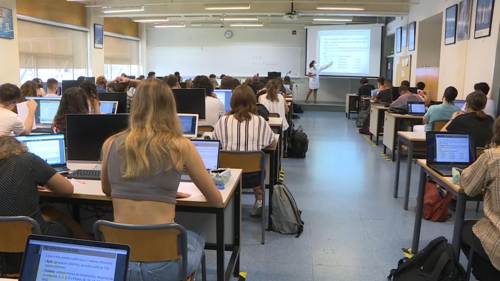 Imatge d'arxiu d'una classe en el campus de la Universitat de València