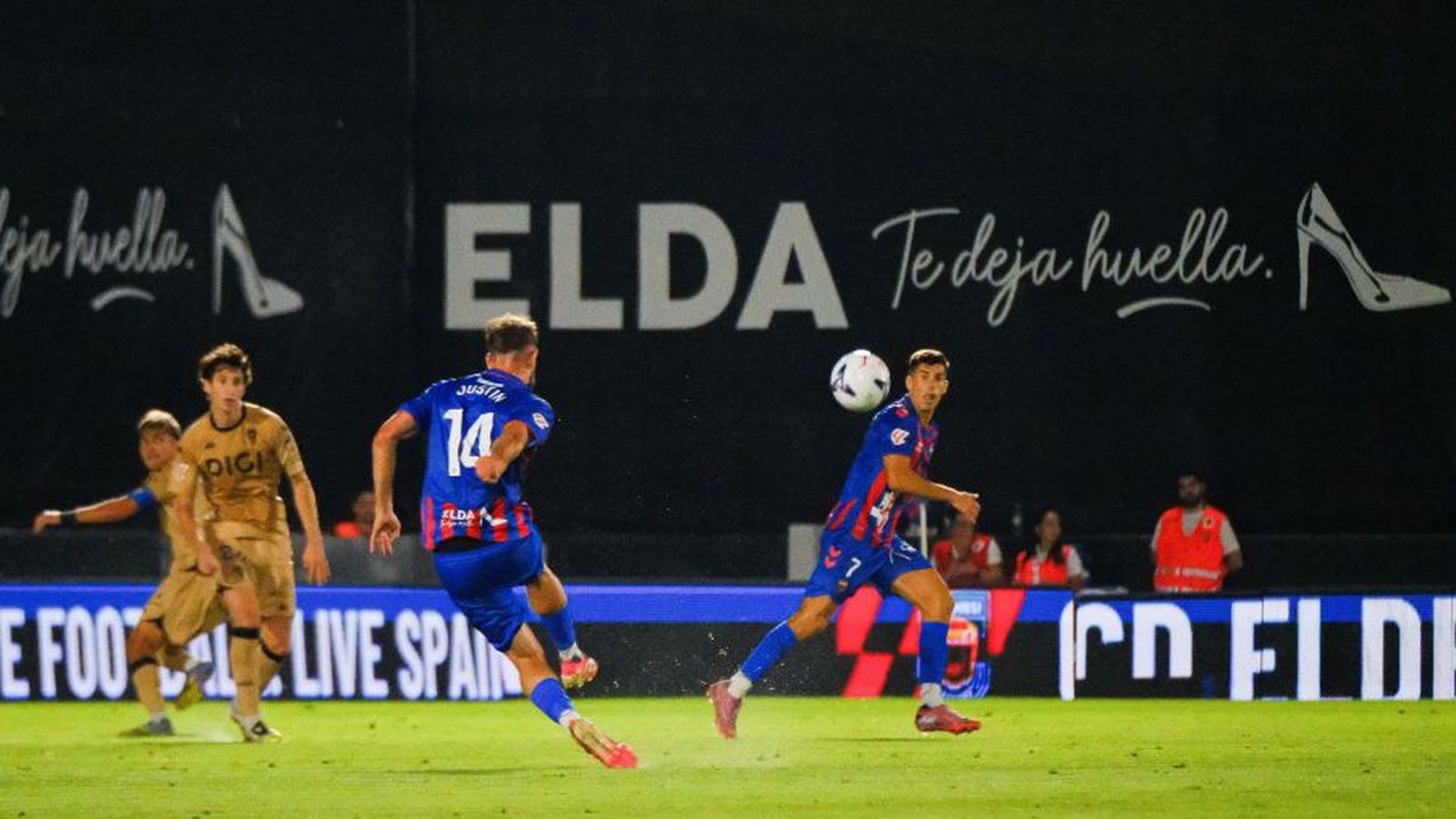 Una acció del partit al nou Pepico Amat