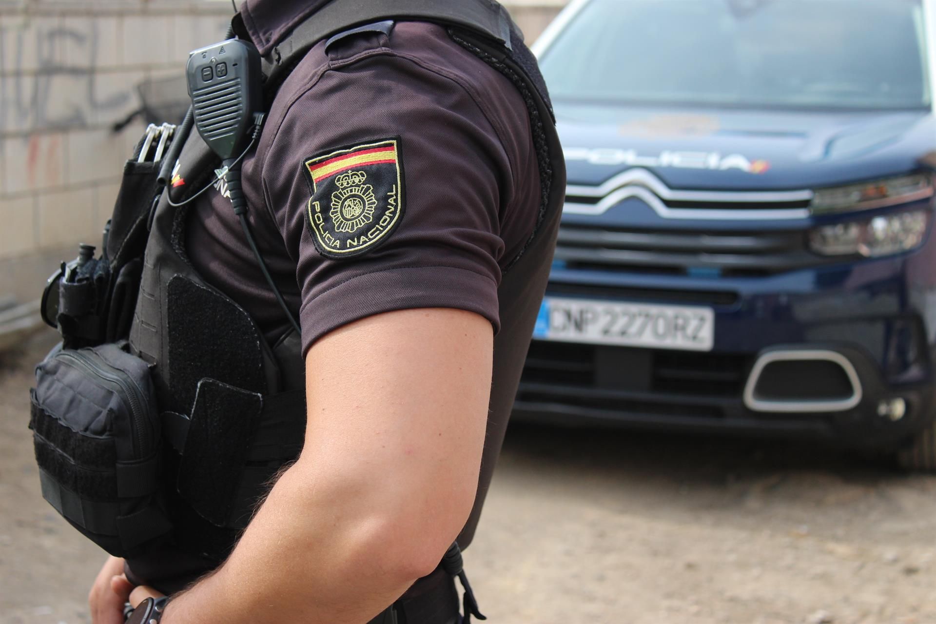 Un agent i un vehicle de la Policia Nacional, en una imatge d'arxiu Detingut per tres atracaments a València