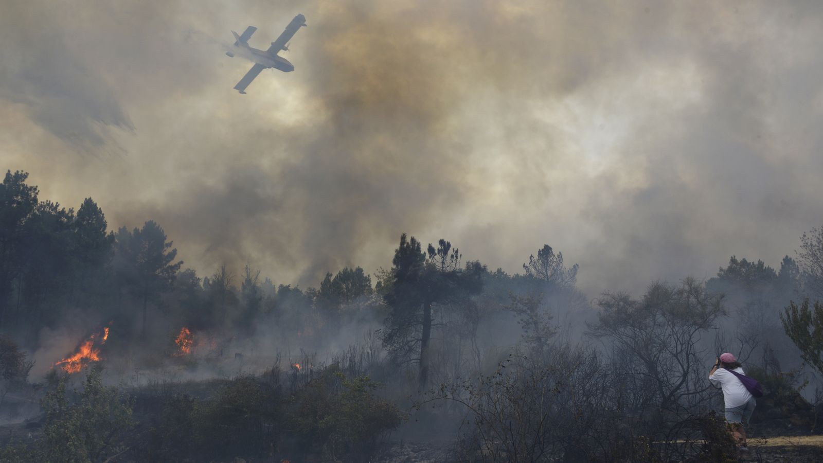 Un hidroavió tracta d'extingir l'incendi de Seixalbo (Ourense), un dels que hi ha actius a la província