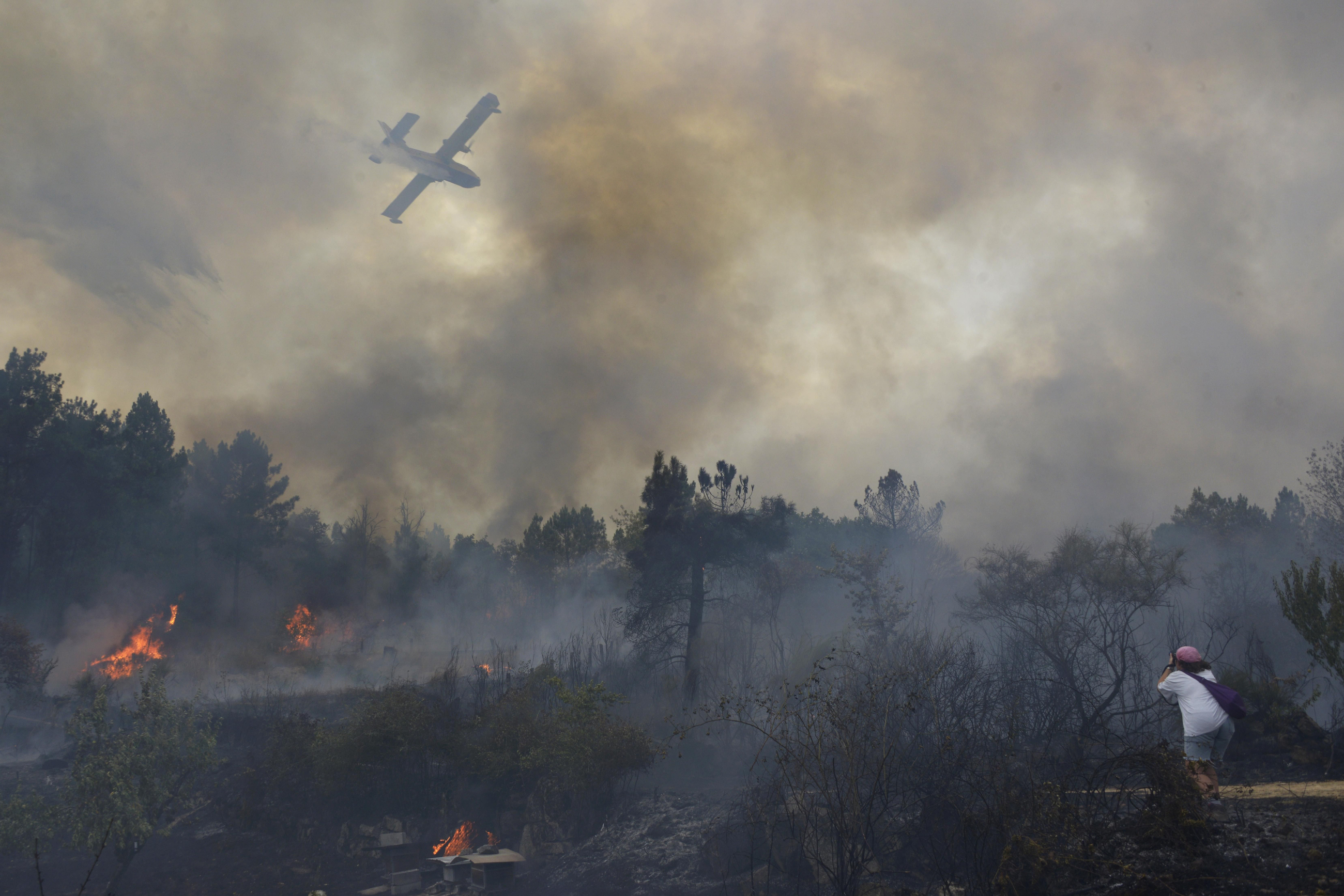Un hidroavió treballa en l'incendi de Seixalbo (Ourense) Un hidroavió tracta d'extingir l'incendi de Seixalbo (Ourense), un dels que hi ha actius a la província