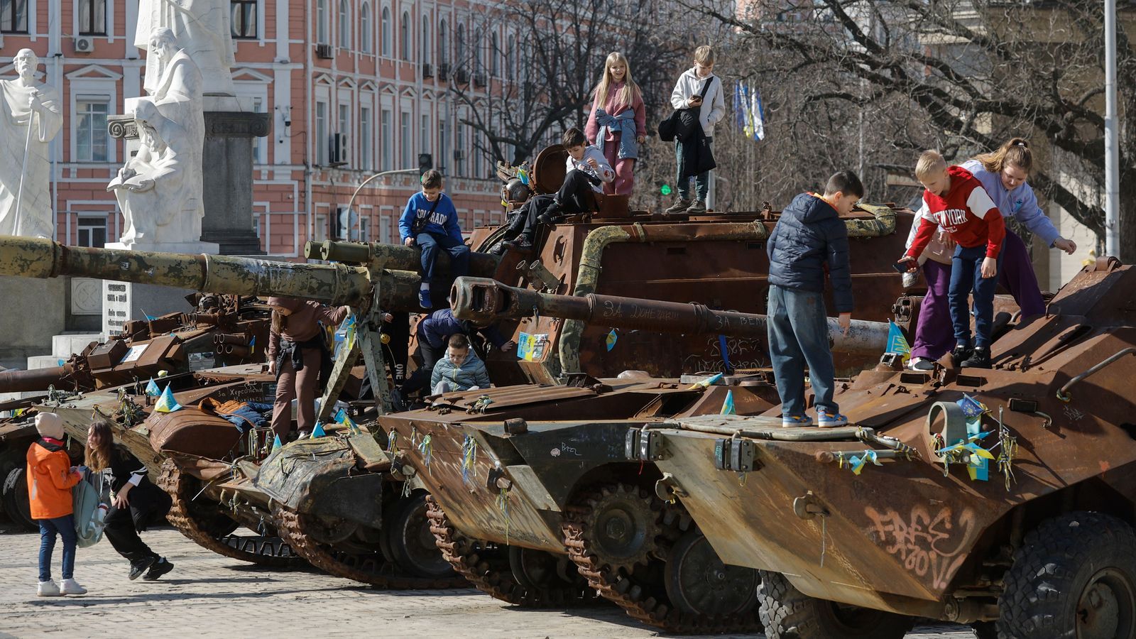 Xiquets juguen sobre tancs russos destruïts exposats en una mostra a Kíiv, Ucraïna, en el marc de la invasió russa