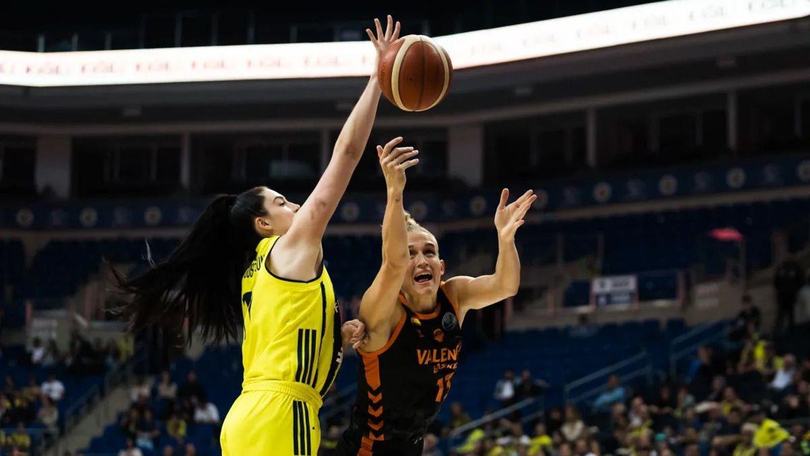 Leo Fiebich rep un tapó d'una jugadora turca