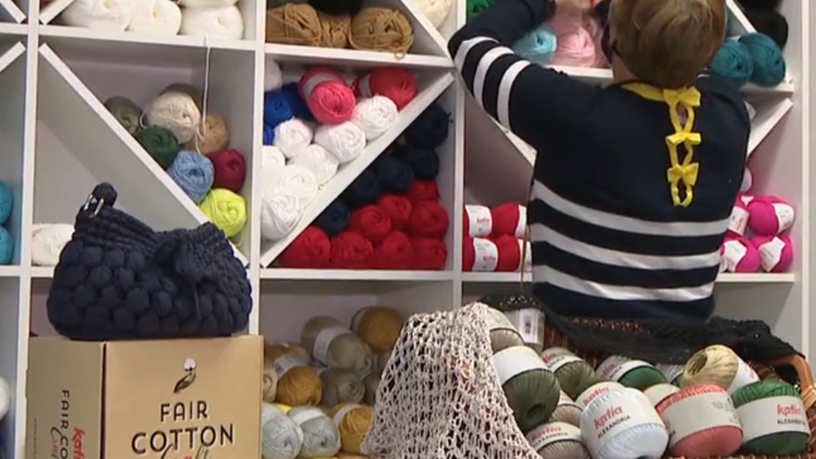 Una treballadora autònoma al seu negoci