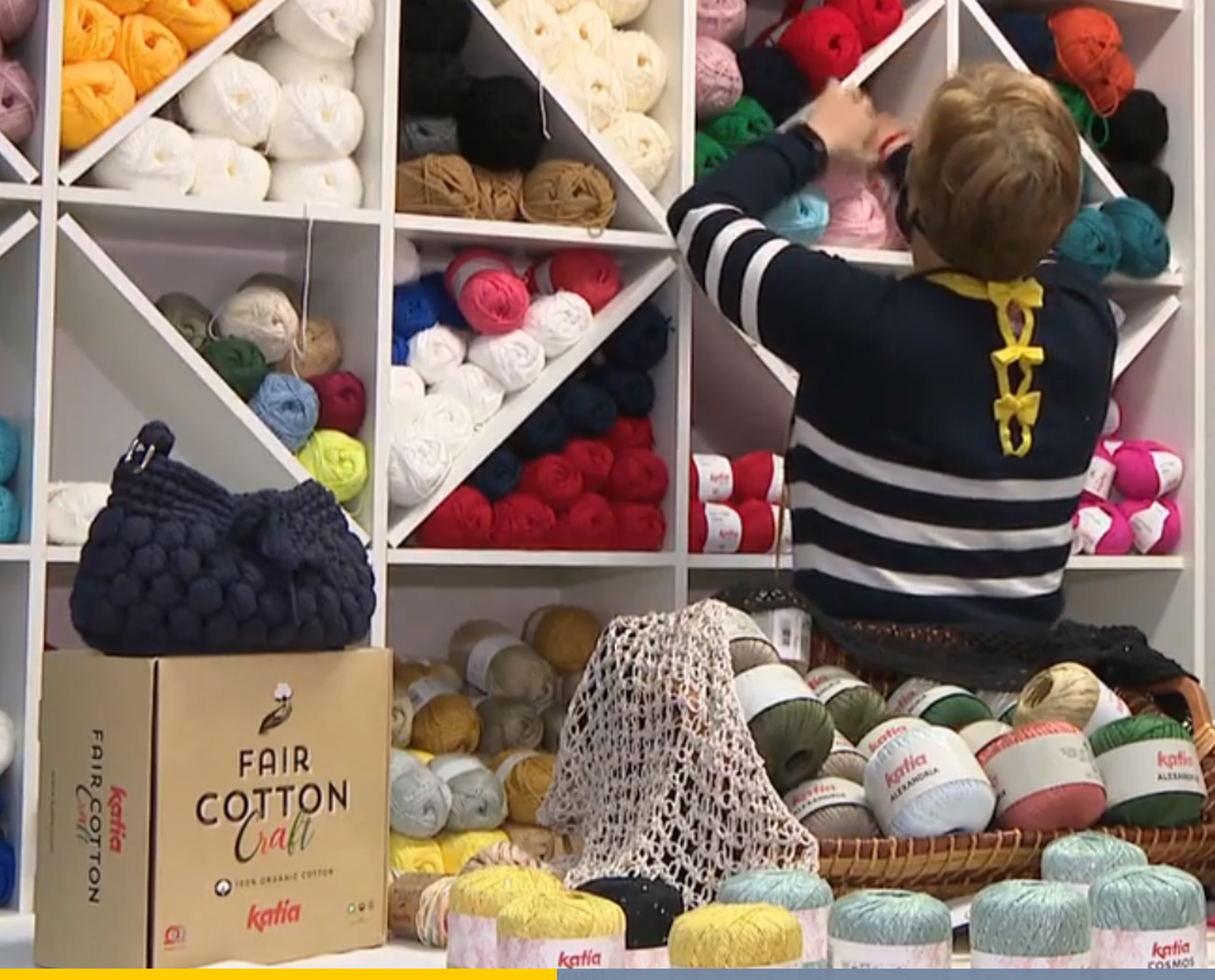 Una treballadora autònoma al seu negoci