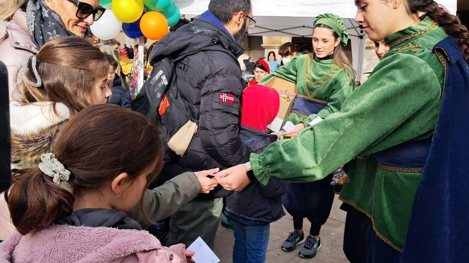 Patges solidaris omplin de regals l’Horta Sud